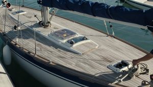 voilier amarré dans un port avec détails nautiques authentiques