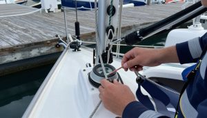 Détail du poste de barre d'un bateau dans une marina nautique