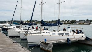 marina en Morbihan avec voiliers et catamarans amarrés