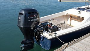 petit bateau côtier avec moteur électrique 6 CV au port