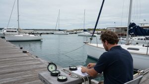 marina avec voiliers et bateaux fluviaux sous lumière naturelle