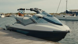 jet ski entretenu amarré dans une marina authentique maritime