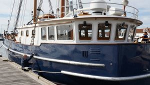 vedette hollandaise en acier amarrée dans un port maritime