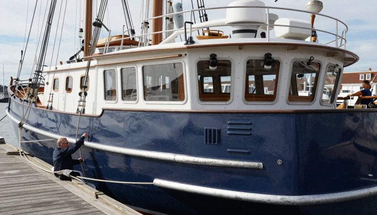 vedette hollandaise en acier amarrée dans un port maritime