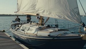 bateau habitable amarré au port avec mains ajustant les cordages