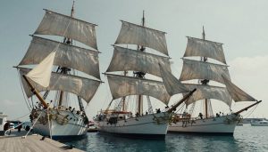 trois bateaux classiques amarrés avec détails nautiques authentiques