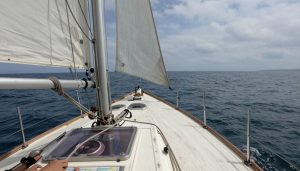 cockpit de voilier naviguant en mer côtière conditions météo