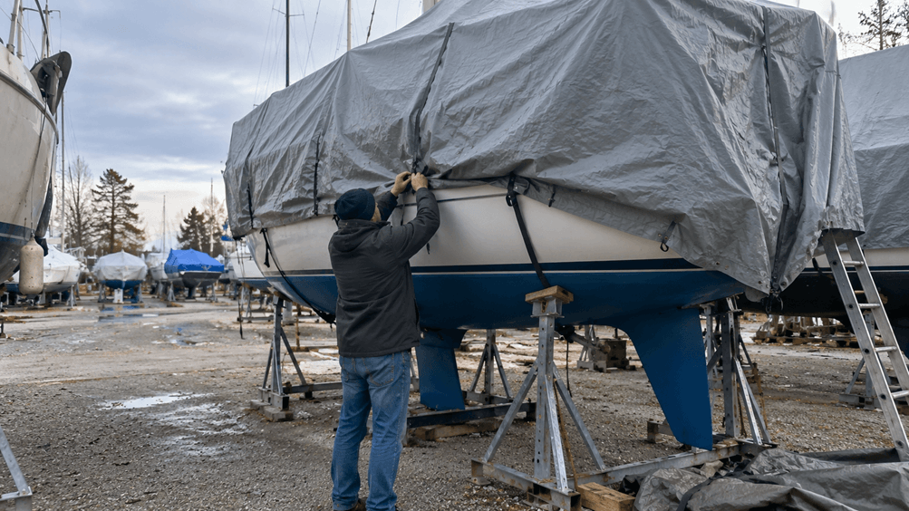 Bateau bâché pour l'hivernage au stockage